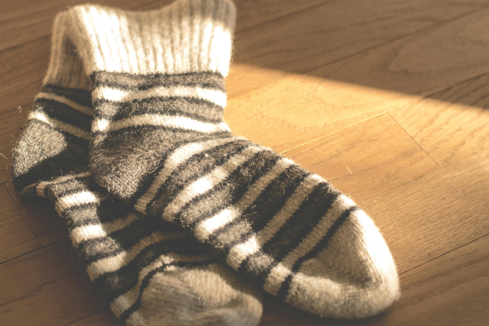 Met dit alledaagse item kan iedereen zelfstandig sokken aandoen (ook als het minder makkelijk gaat)